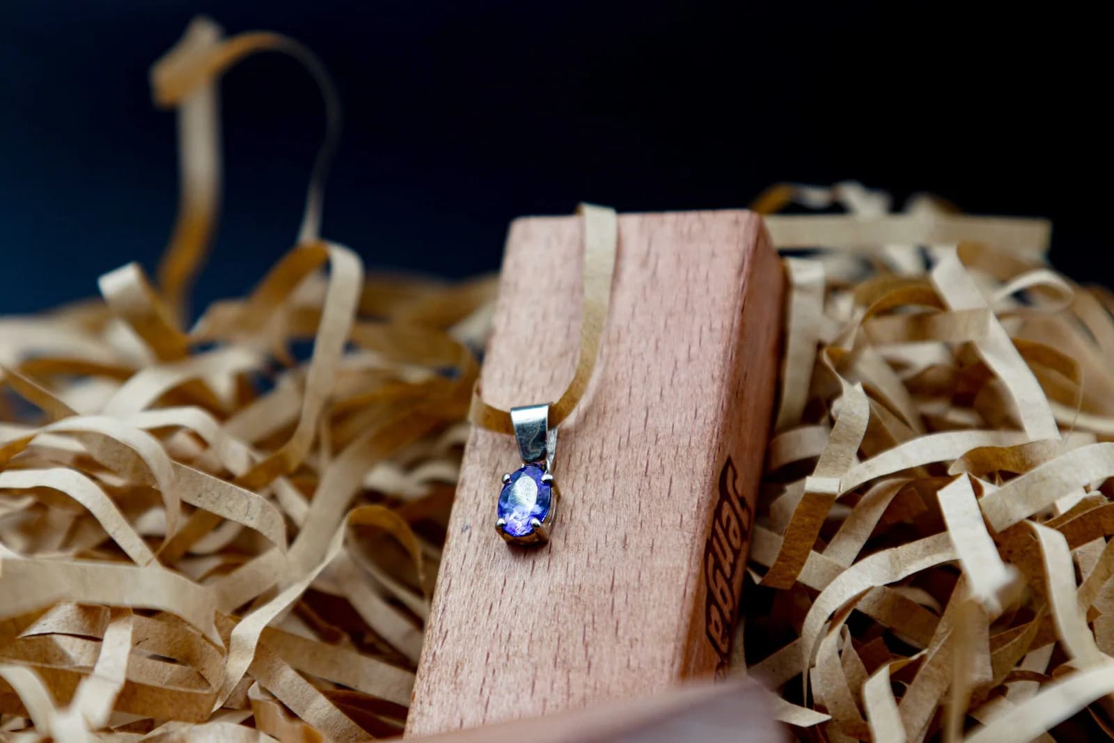  Oval Tanzanite Pendant UK, Women Tanzanite Pendant , 	9K White Gold Tanzanite Pendant UK